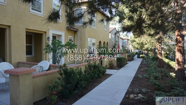 Building Photo - 2 Bed, 3 Bath Townhome Near Parks, Shoppin...