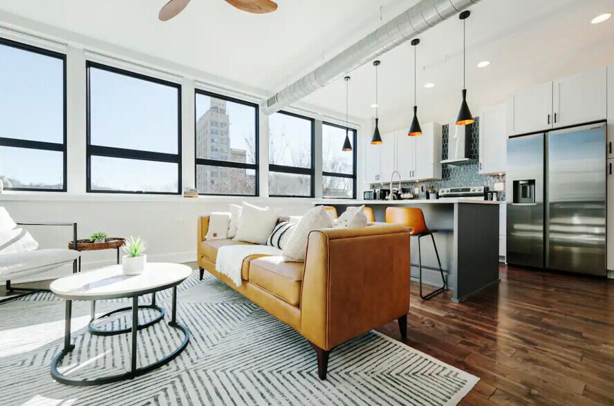 Building Photo - 122 College St