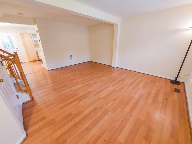 Building Photo - Charming and Updated 3BR/2.5BTH townhome in desirable Germantown, MD