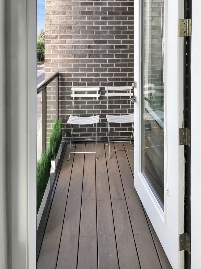 Building Photo - $0 DEPOSIT OPTION. GORGEOUS STUDIO IN 1616 SOUTH AT PLATT PARK