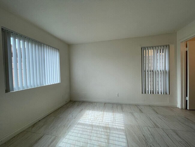 Building Photo - AVAILABLE NOW!  Lovely 1 Bed 1 Bath Apartm...