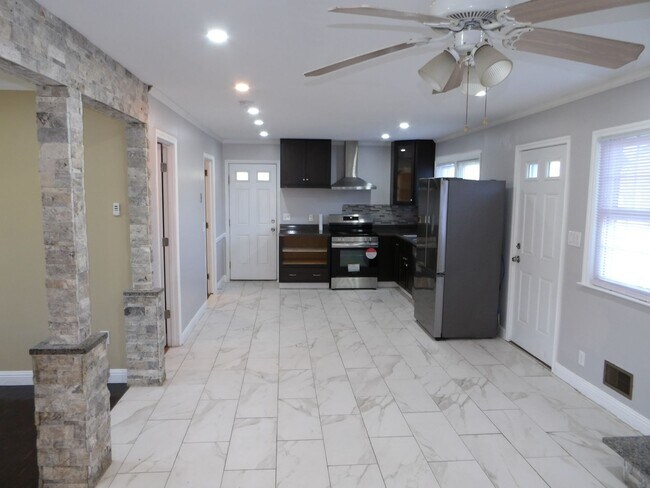 Building Photo - Single Family Home in Pine Valley Area!