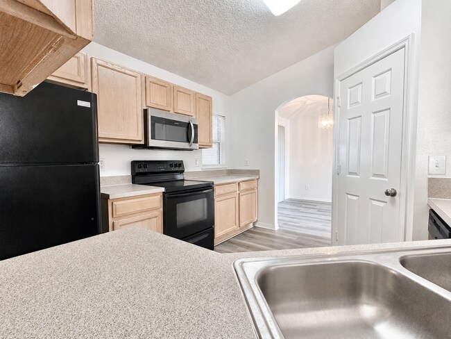 Building Photo - Affordable comfort with space where it counts - 3Bedrooms / 2Baths home in Deltona!