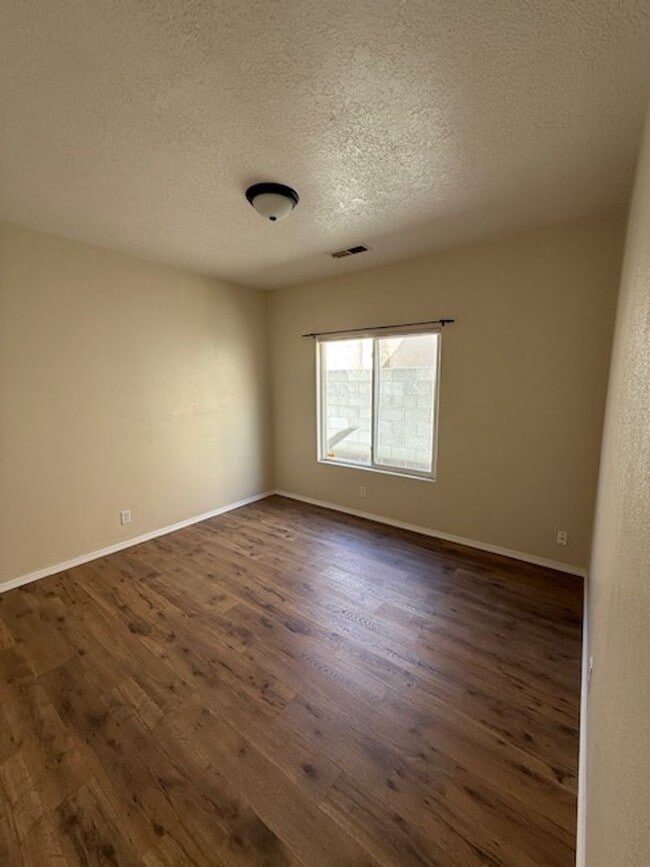 Building Photo - Spacious 3 Bedroom 2 Bathroom and 2 Car Garage in beautiful NE Heights Neighborhood !