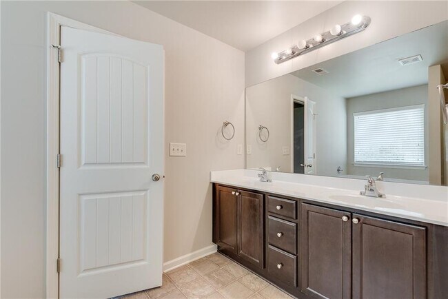 Building Photo - 933 Whitfield Oak Way NE