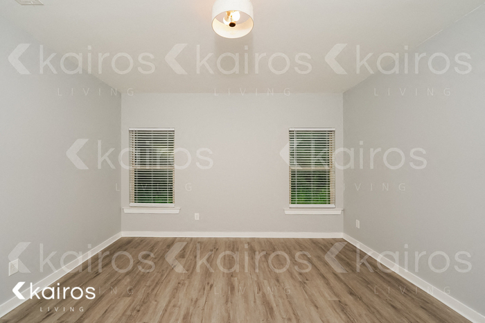 Building Photo - 647 White Oak Cir