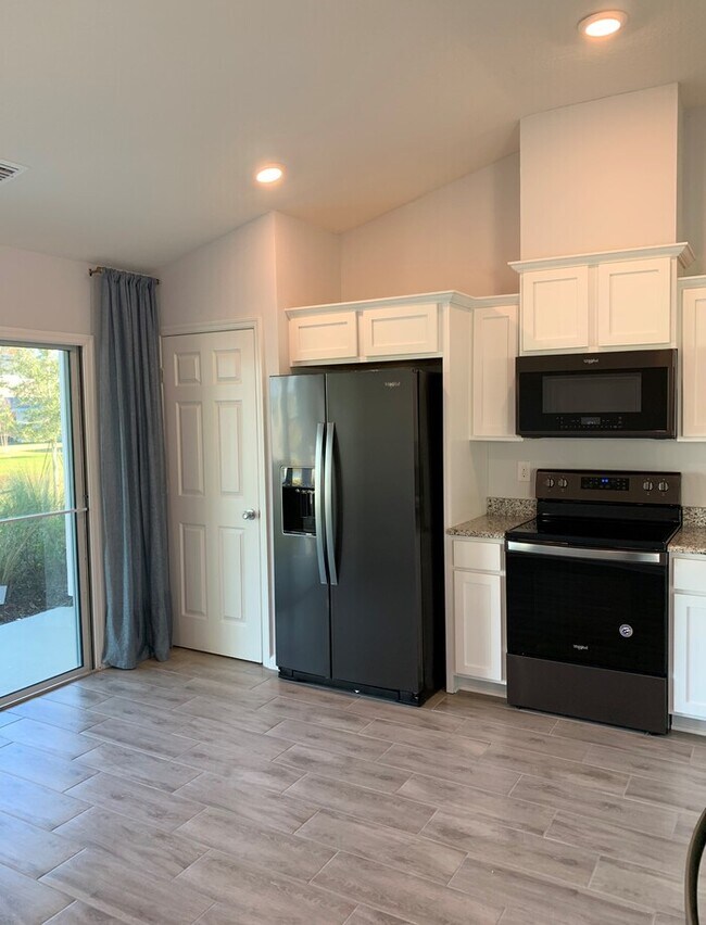 Building Photo - Stunning 3 Bed/2 Bath Home with Attached G...