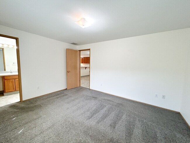 Building Photo - 5548 - 5550