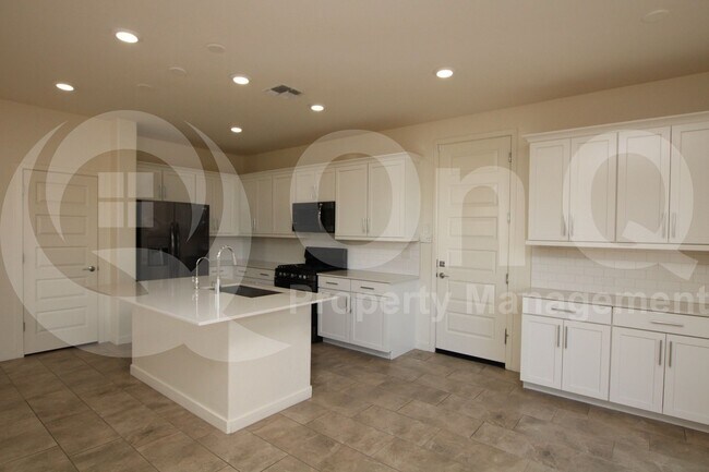 Primary Photo - 943 E Danbury Dr