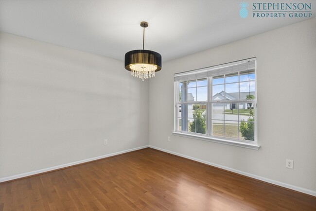 Building Photo - Freshly Remodeled 5 Bedroom with Primary B...