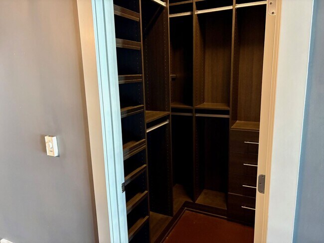 Building Photo - Veer Lofts Condominiums -  South Lake Union