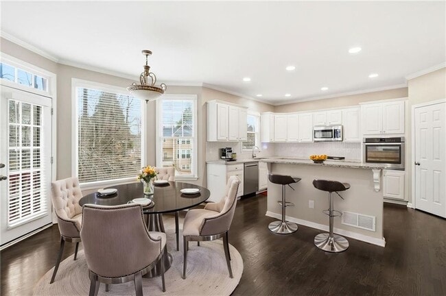 Building Photo - 310 Stoneleigh Dr SW