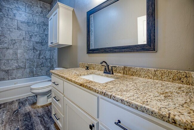 Building Photo - 807 Venice Ct