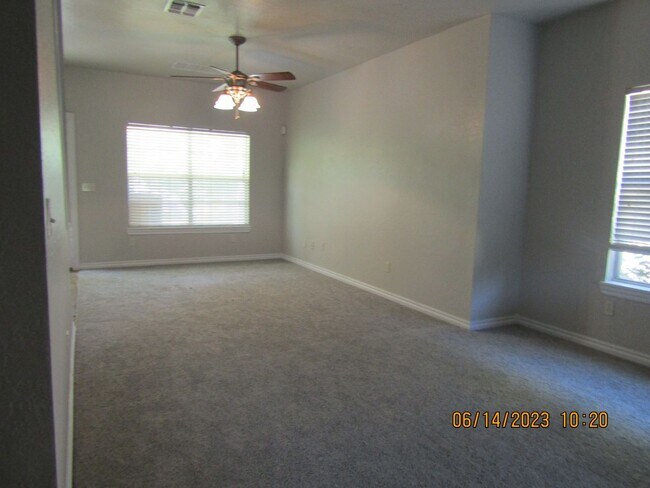 Building Photo - ALL ELECTRIC HOME!! PETS NEGOTIABLE WITH OWNER APPROVAL!!