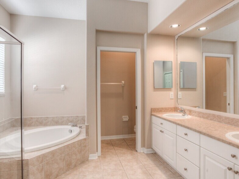 Building Photo - 10508 Canary Isle Dr