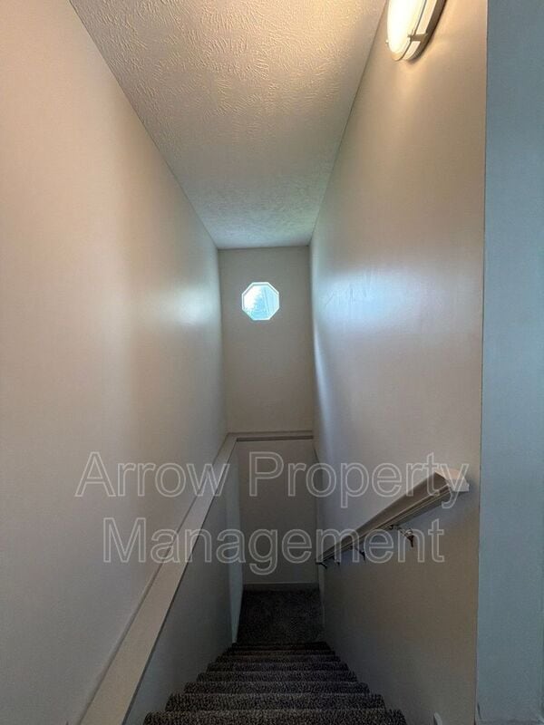 Building Photo - 622 New Hampshire St