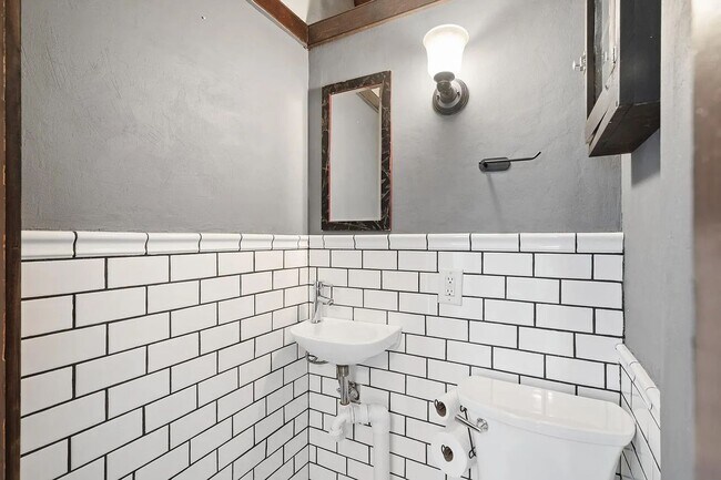 Building Photo - Magnificent, Beautifully UPDATED, 3 Bedroo...