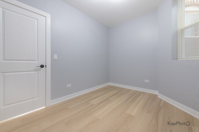 Building Photo - 2821 S Emerald Ave