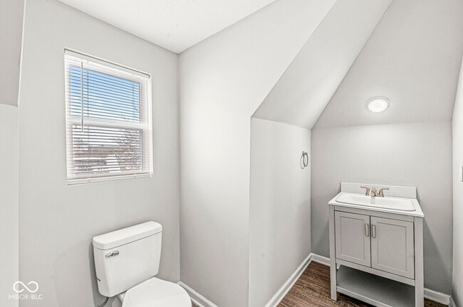 Building Photo - 2345 N Kenwood Ave