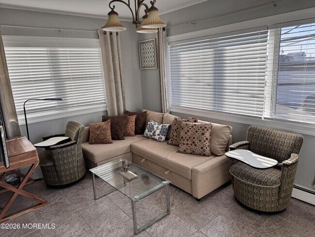 Building Photo - 604 SE Central Ave