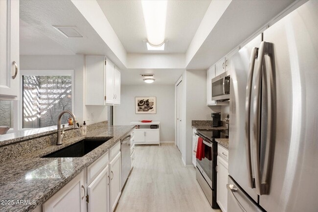 Building Photo - 37300 N Tom Darlington Dr