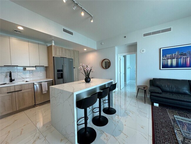 Building Photo - 950 Brickell Bay Dr
