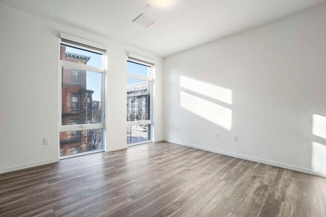 Building Photo - 839 Beacon St