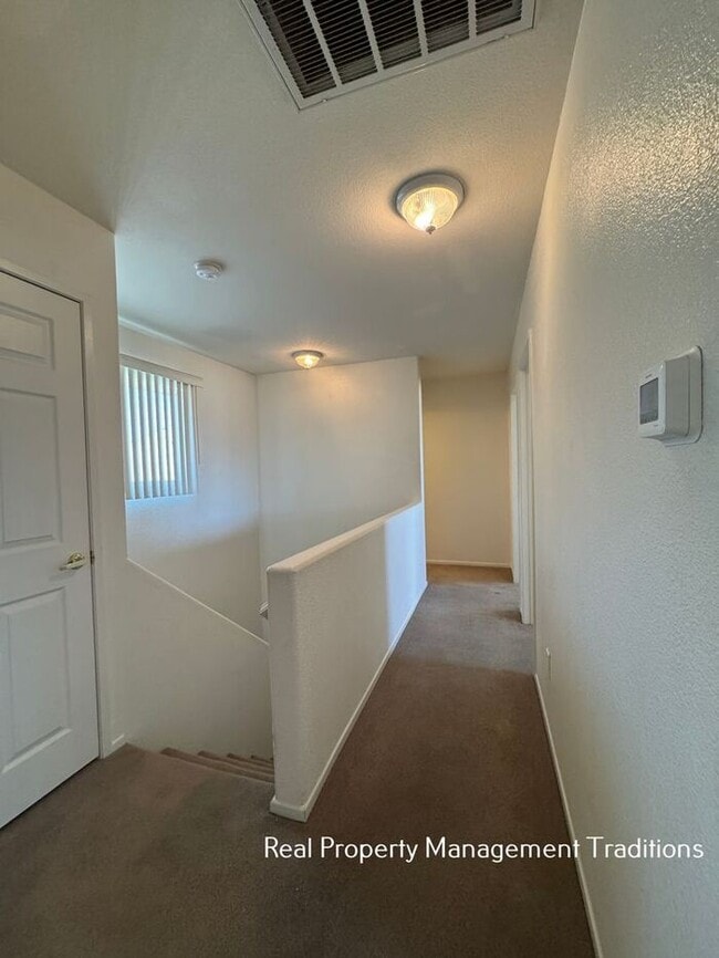 Building Photo - Spacious 4 + 3 Townhouse in Rosamond - Ask...