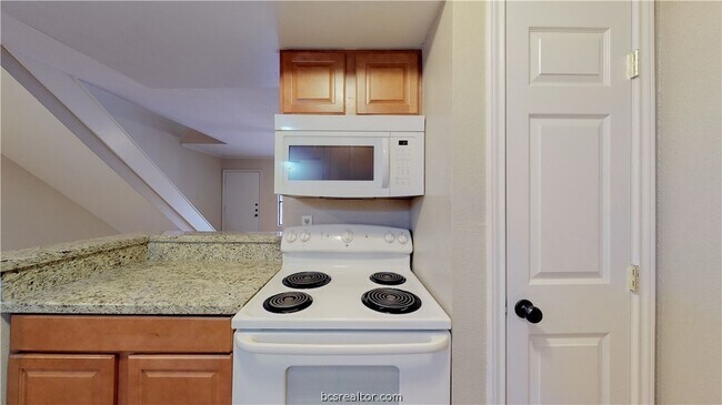 Building Photo - 904 University Oaks Blvd