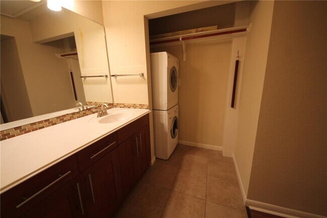 Building Photo - 7685 Northcross Dr