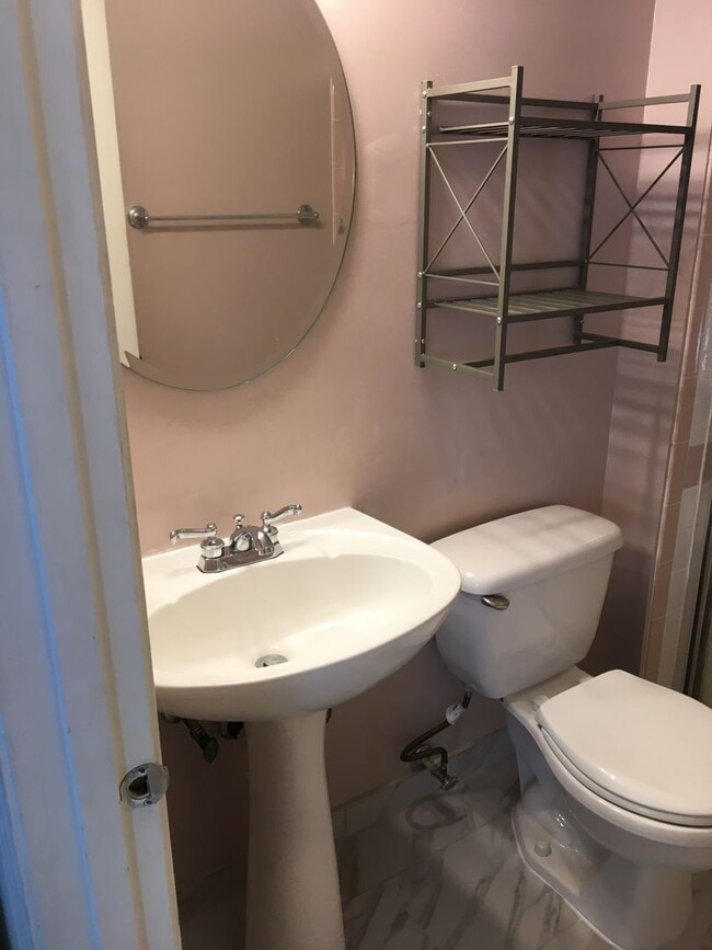 Building Photo - Beautiful 3 Bed, 3.5 Bath Brick Townhouse ...