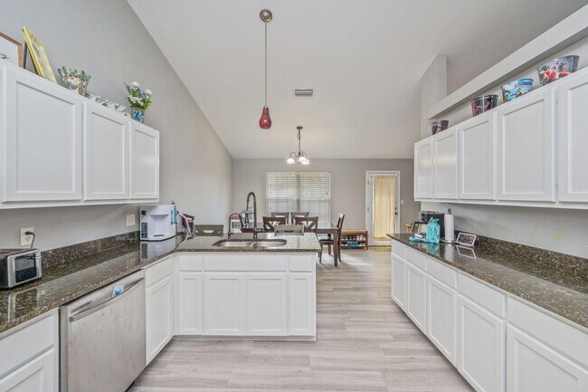 Building Photo - 6100 Saddle Horse Ln