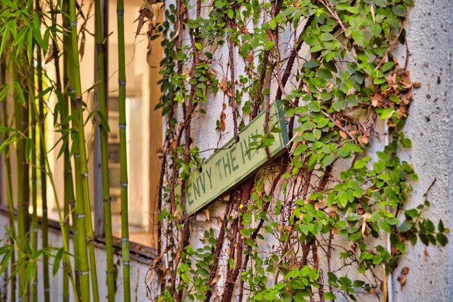 Building Photo - 743 Vernon Ave