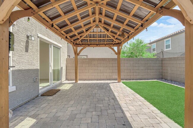 Building Photo - Don't miss out on this beautiful three-bed...
