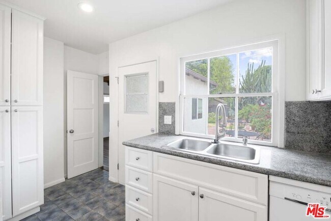 Building Photo - 4753 Saloma Ave