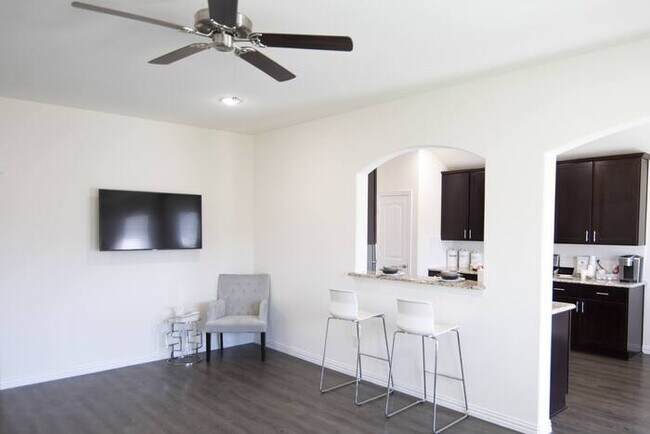 Building Photo - 2124 Peppermint Ln