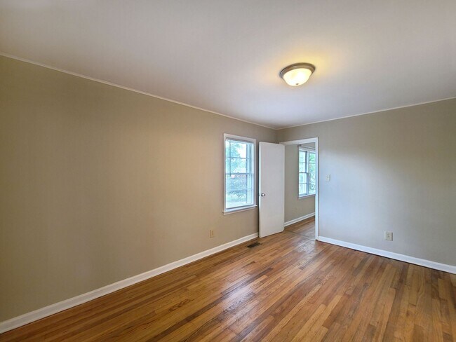 Building Photo - Cutest Bungalow in the Heart of Hapeville 3 bed/2 bath