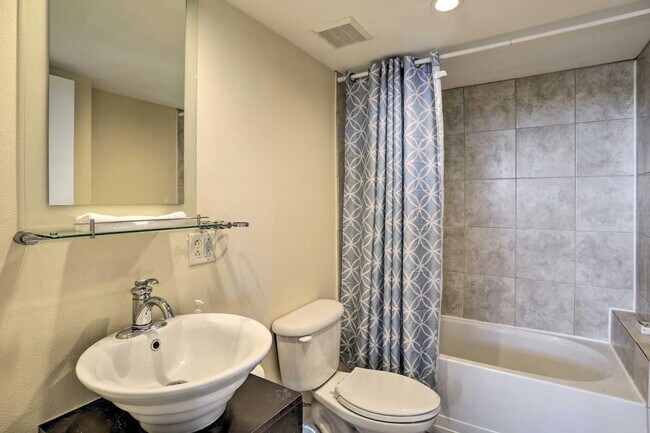 Building Photo - 701 S Madison Ave