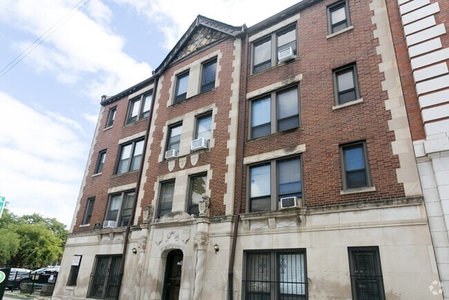 Building Photo - 3345 N Marshfield Ave