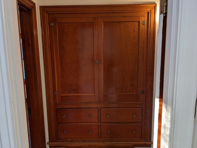 Building Photo - Large 3+ bedroom