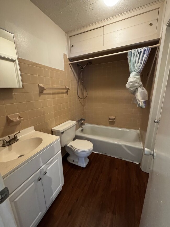 Building Photo - Clean & Cozy Cottage Available