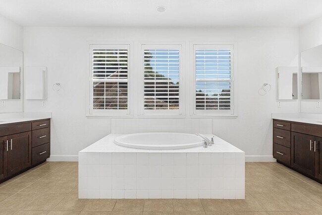 Building Photo - Charming 4BR/4BA Single-Family Home in Sou...