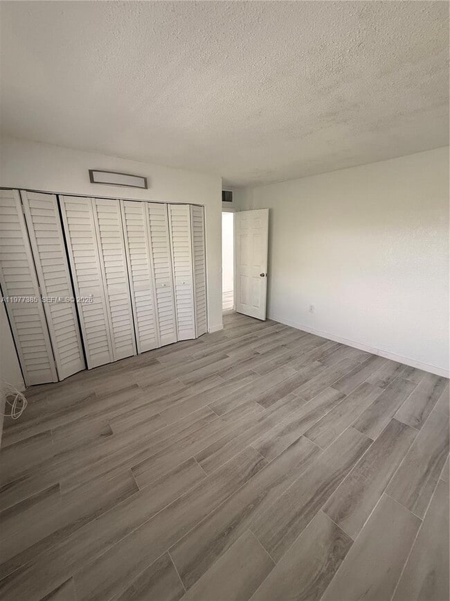 Building Photo - 1629 NW N River Dr