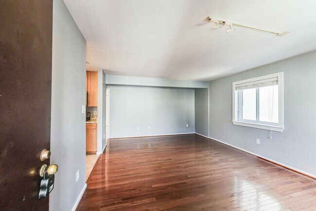 Building Photo - Boutique Condo in Bethesda 1+1 Updated Condo & Reserved Parking space