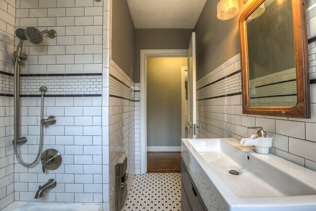 Building Photo - 926 Dorothy St