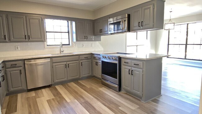 Building Photo - 206 Stonecliff Drive