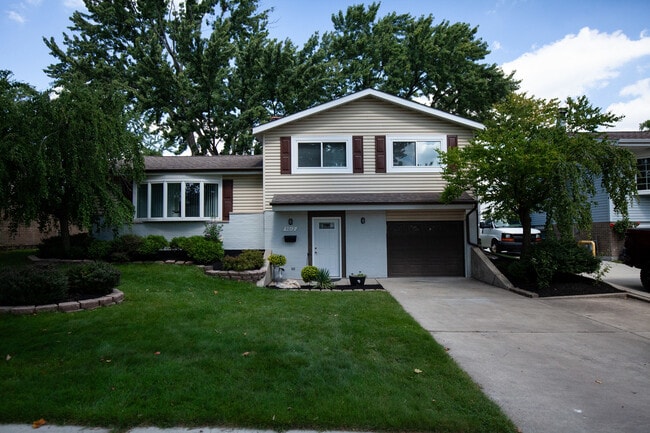 Primary Photo - 9012 89th St