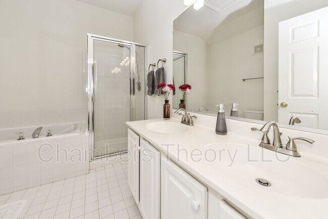 Building Photo - 705 Massey Ln