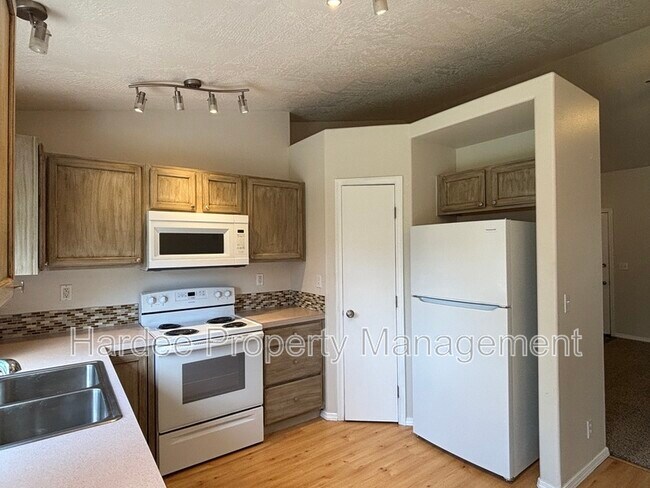 Building Photo - 2411 W Baystone Dr