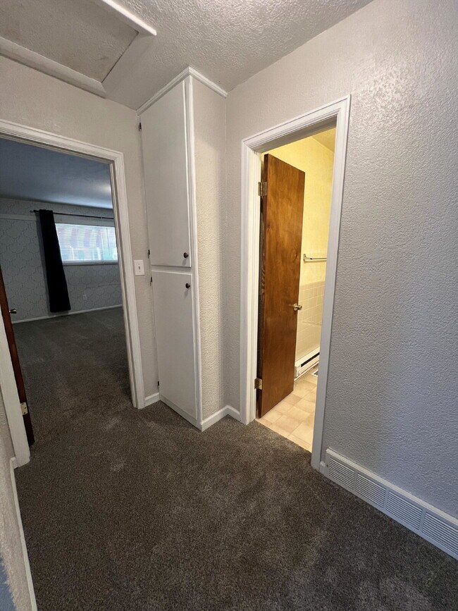 Building Photo - Charming West Side Upper-Level Duplex for ...